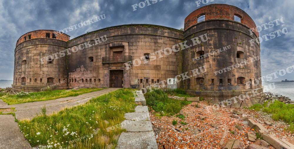 Эта панорамная фотография представляет Форт Александр I, расположенный на острове у берегов Кронштадта. Историческая крепость, известная своими массивными круглыми башнями и прочной каменной кладкой, является выдающимся образцом военной архитектуры 19 века. Фотография подходит для исторических исследований, образовательных материалов и туристических публикаций, подчеркивающих богатое военное наследие региона.